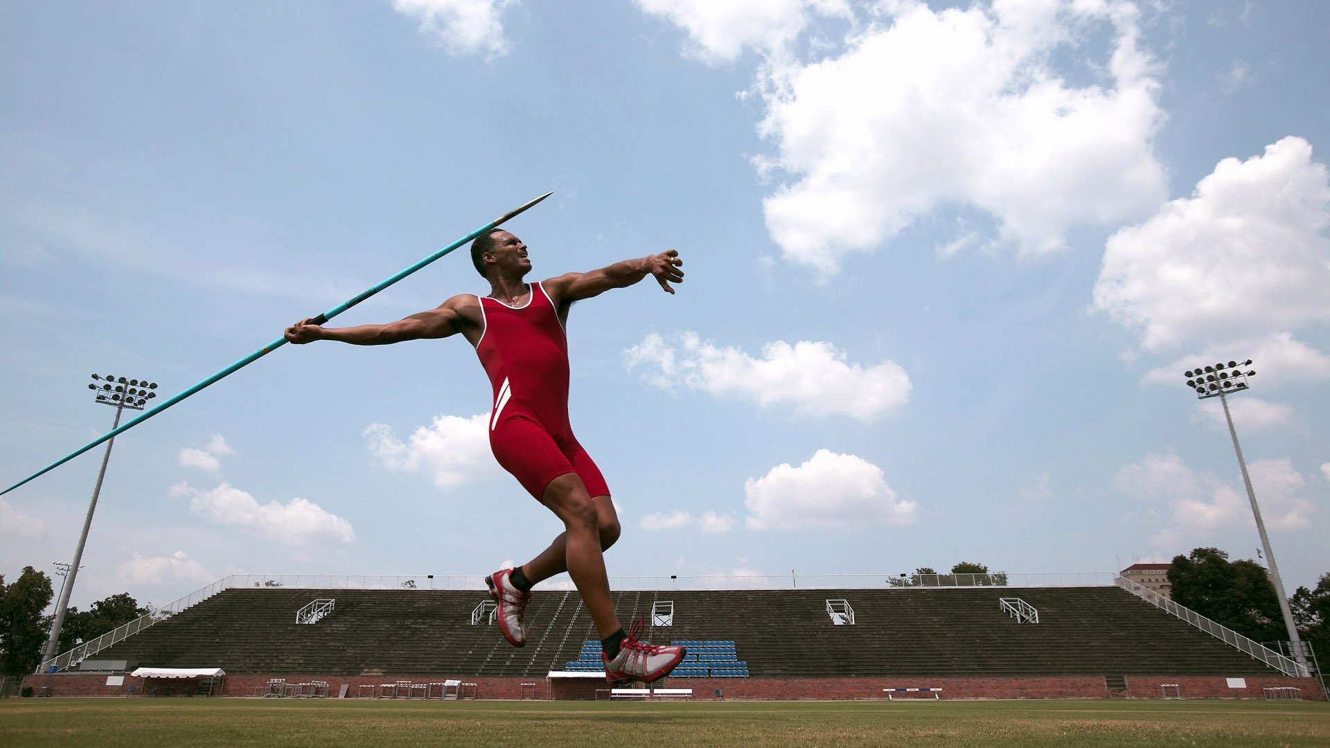 爱游戏官方入口-“生死瞬间：赛场上的危险时刻与救援奇迹”，生死瞬间视频集锦